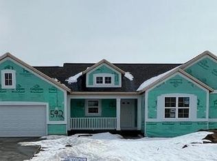592 Lincoln Lawns Dr NW, Grand Rapids, MI 49534