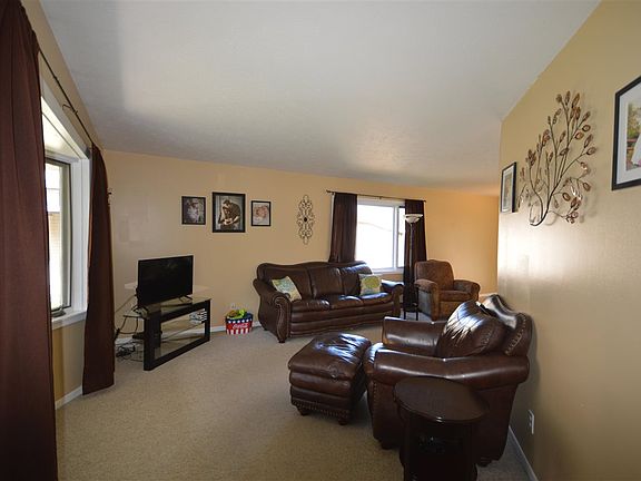 3rd image of 815 E Main St