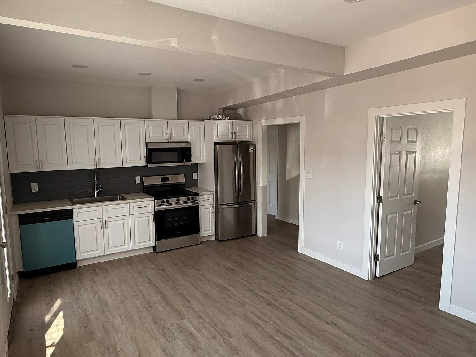 3 bed, 810 sqft, $3,395 — Photo 2