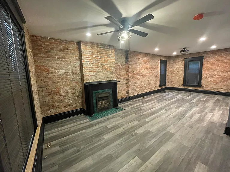 272 S Green St — Photo 8