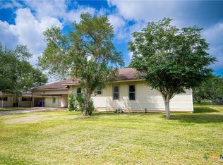 304 Turner St, Yoakum, TX 77995