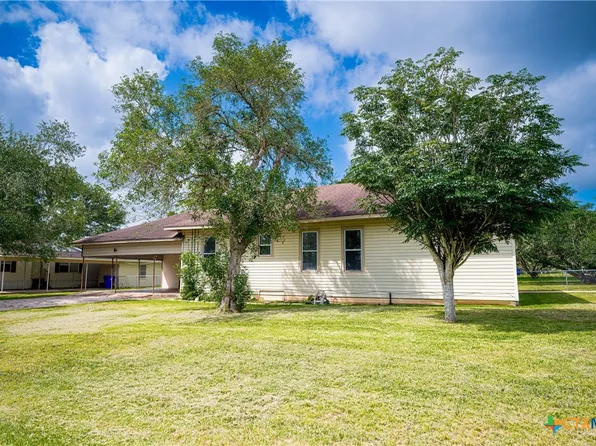 304 Turner St, Yoakum, TX 77995
