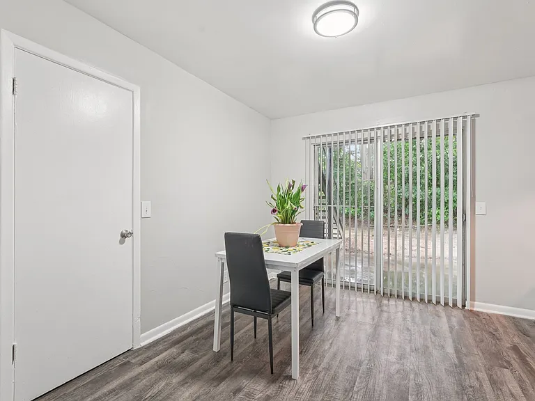 Breakfast Table / Nook