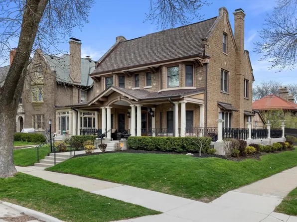 3004 North Hackett AVENUE, Milwaukee, WI 53211