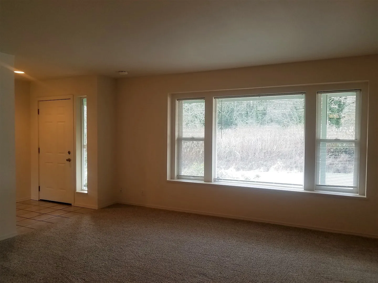 Light & Bright 3 bedroom home in Indianola! — Photo 2