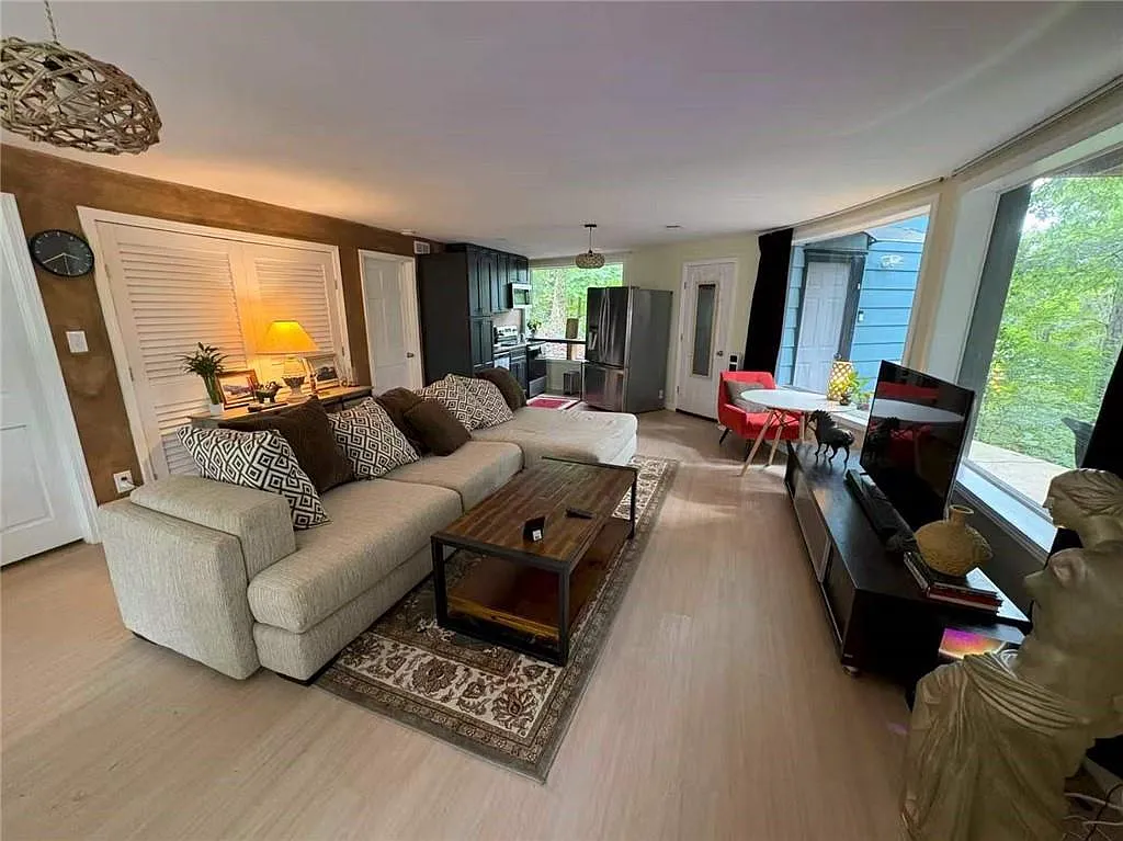 1 bed, 1.0 bath, 1976 sqft, $1,750 — Photo 2