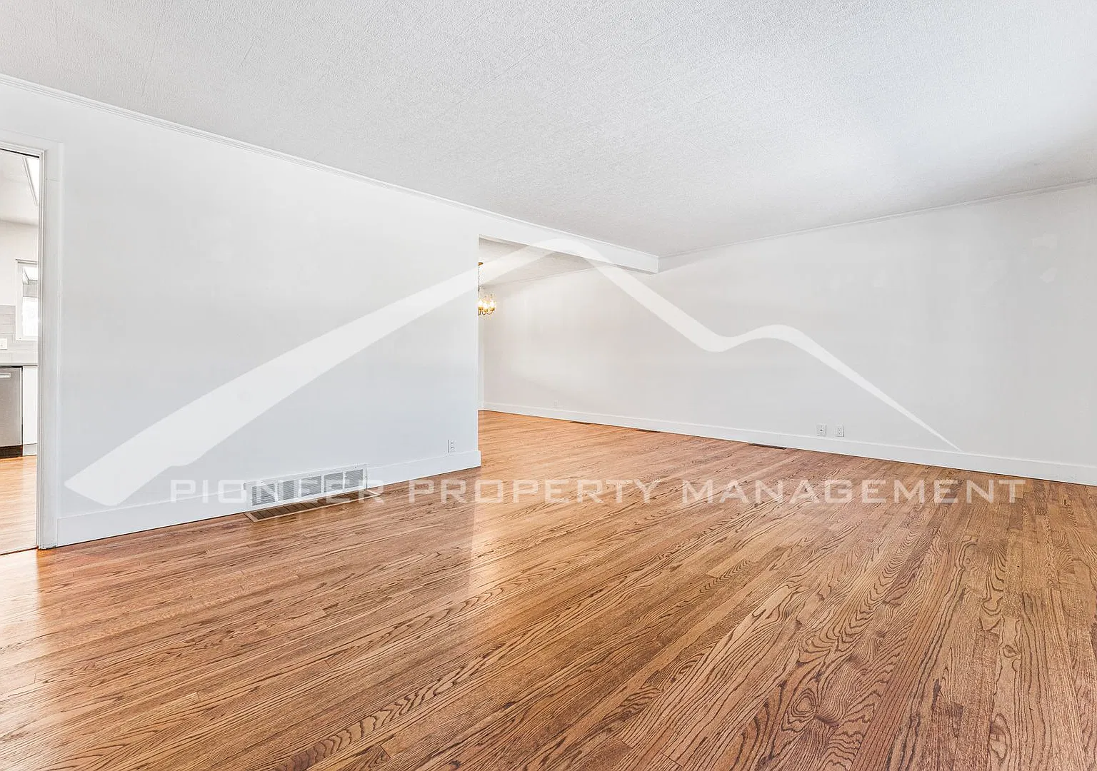 Beautiful Home with Fenced Back Yard! — Photo 1