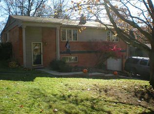 7 W Hillcrest Rd, Eighty Four, PA 15330