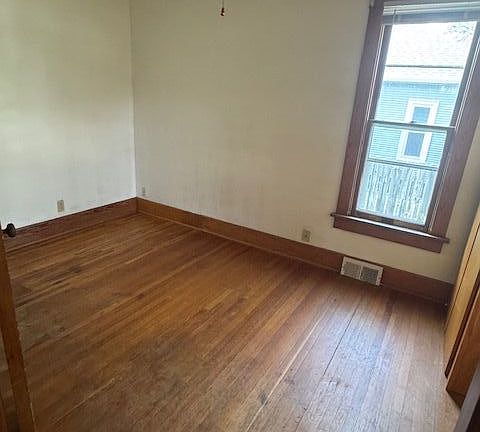 4th image of 909 Logan St