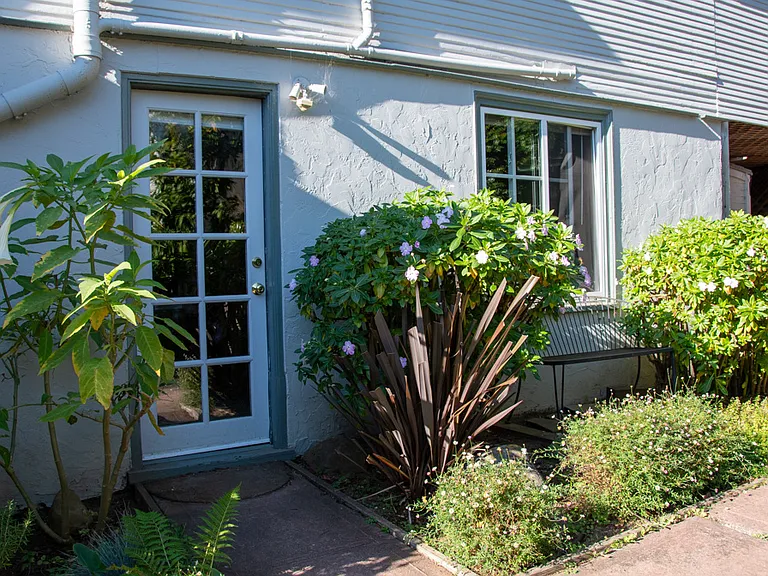 Cazneau Ave — Photo 1