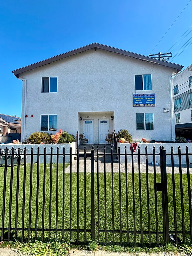3 bed, 864 sqft, $3,550 — Photo 1