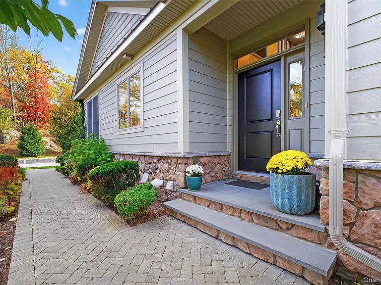 17 Deforest Dr — Photo 3