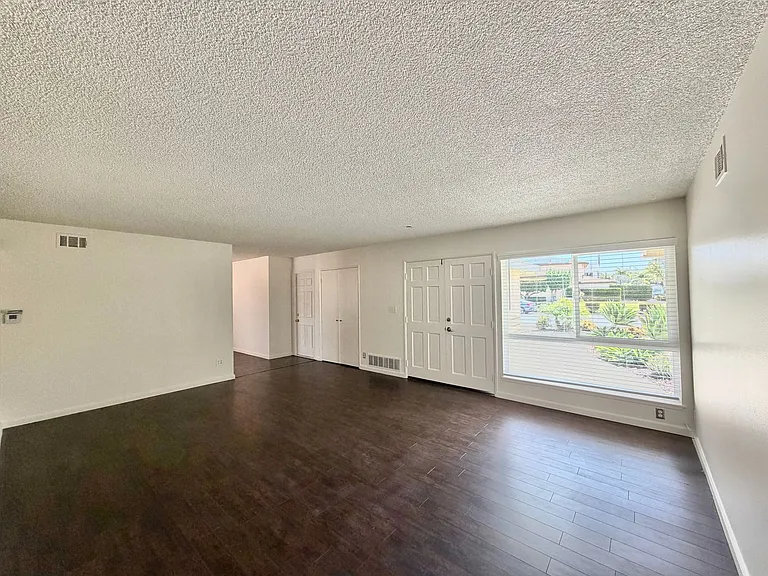 6104 Haas St — Photo 2
