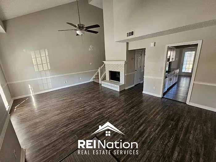 3 bed, 2.0 bath, 1427 sqft, $1,595 — Photo 2