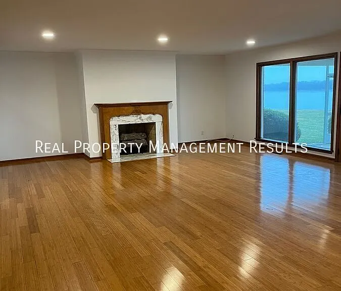 603 W Water St — Photo 3