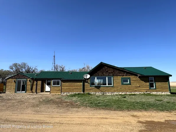 205 5th St NW, Hettinger, ND 58639