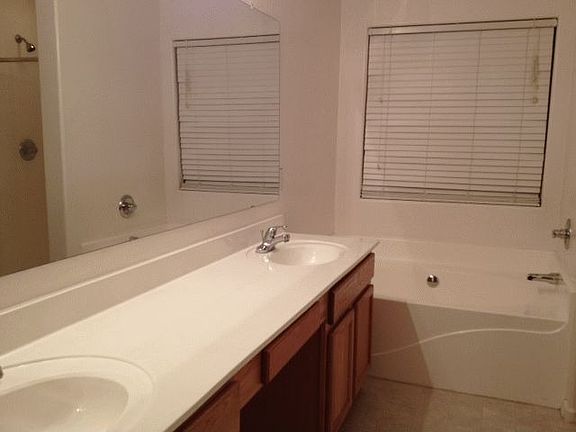3rd image of 10606 W Roanoke Ave