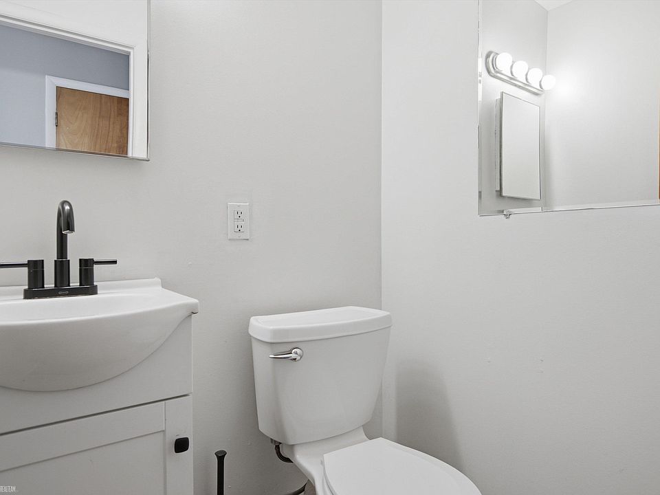 102 Lois Ln, photo 14