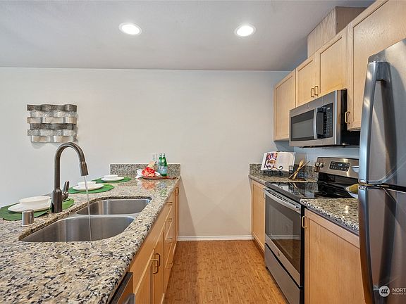 5th image of 12903 SE 38th St APT 306