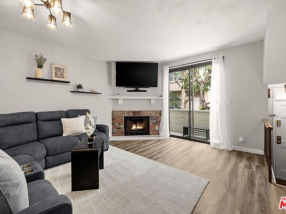 5th image of 6540 Hayvenhurst Ave Unit 3