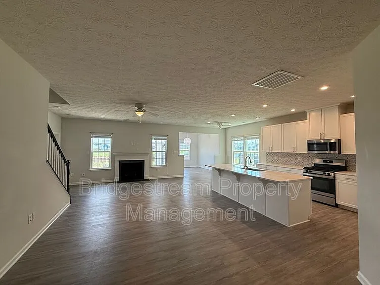 2194 Schmidt Dr — Photo 2