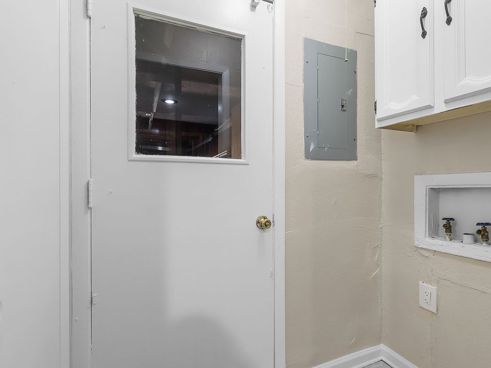 1st image of 302 Sunflower Dr