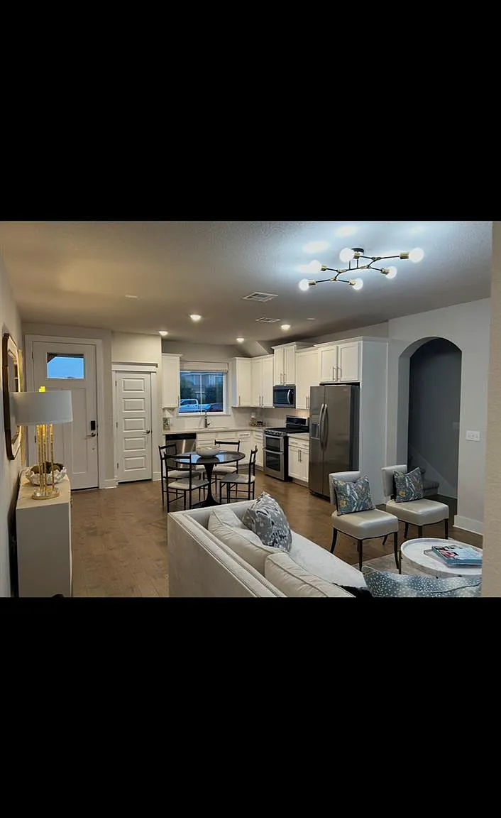 3 bed, 2.5 bath, 2018 sqft, $3,000 — Photo 2