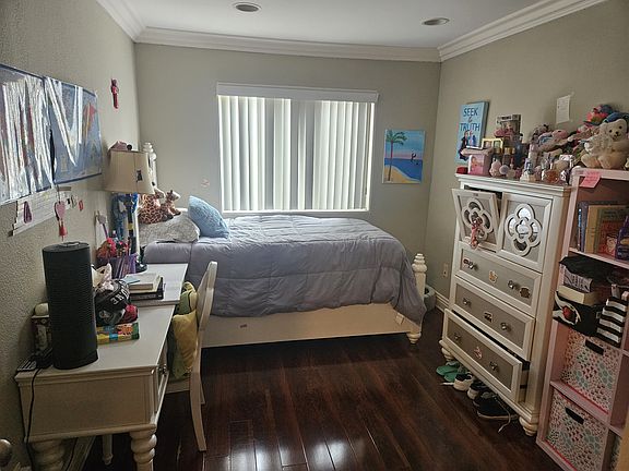 4th image of 1725 Loma Ave Unit 3