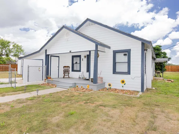 523B Rossville, Devine, TX 78016