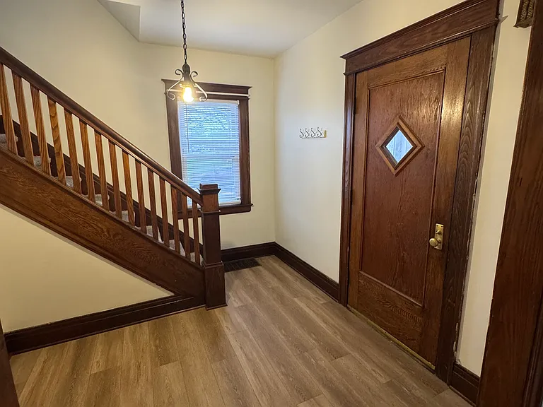 565 Webster Ave — Photo 6