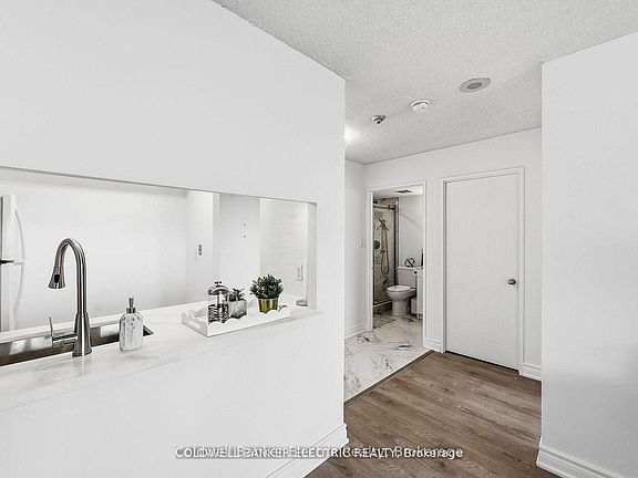 3rd image of 2550 Lawrence Ave E #815
