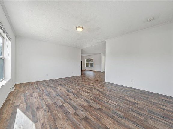 5th image of 704 Mountain Meadow Dr