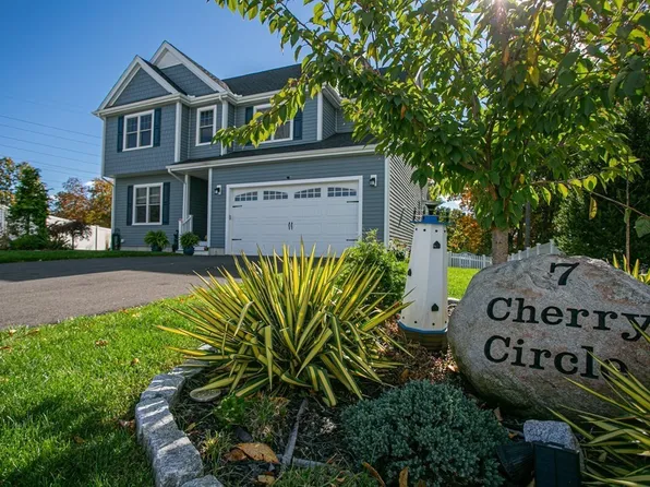 7 Cherry Cir, Medway, MA 02053