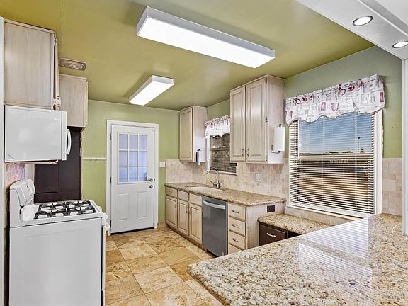 2nd image of 1659 Margaret Way