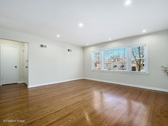 2nd image of 6240 N Richmond St
