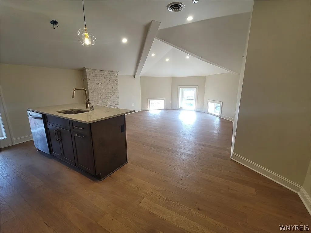 1 bed, 1.0 bath, 850 sqft, $1,800 — Photo 2