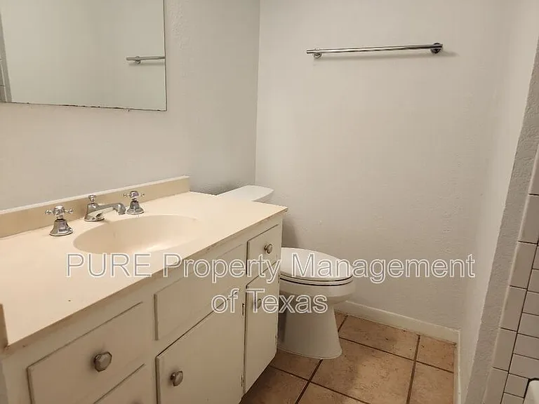 3000 Lakeside Dr — Photo 9