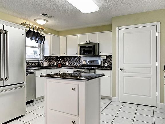 3rd image of 600 Warsaw St