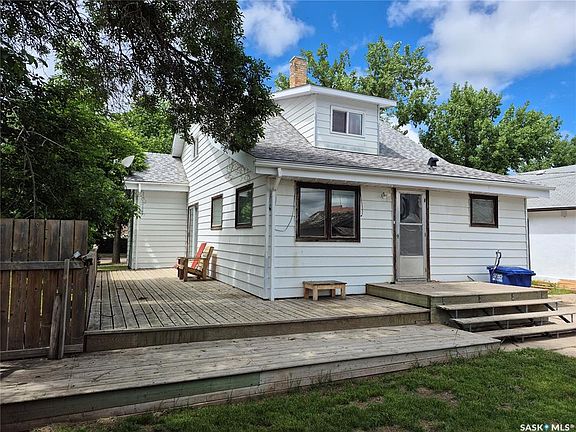 3rd image of 133 1st STREET W