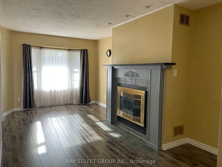 27 Lindsay Ct — Photo 3