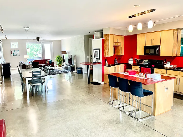 1032 Jackson St — Photo 4