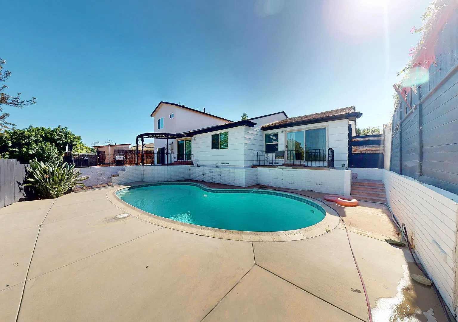 Spacious 5 Bedroom 3 Bath House on Prime Dorothy Way - POOL!! — Photo 1
