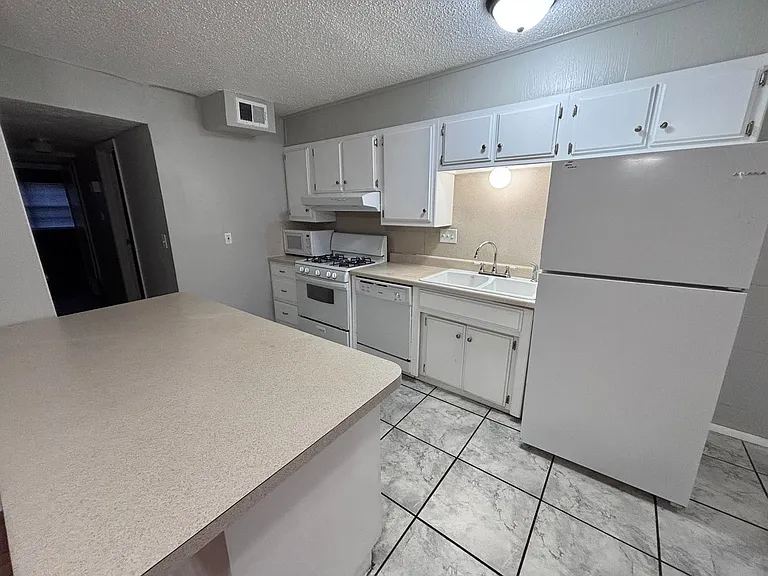 320 E Edwards St #6 — Photo 12