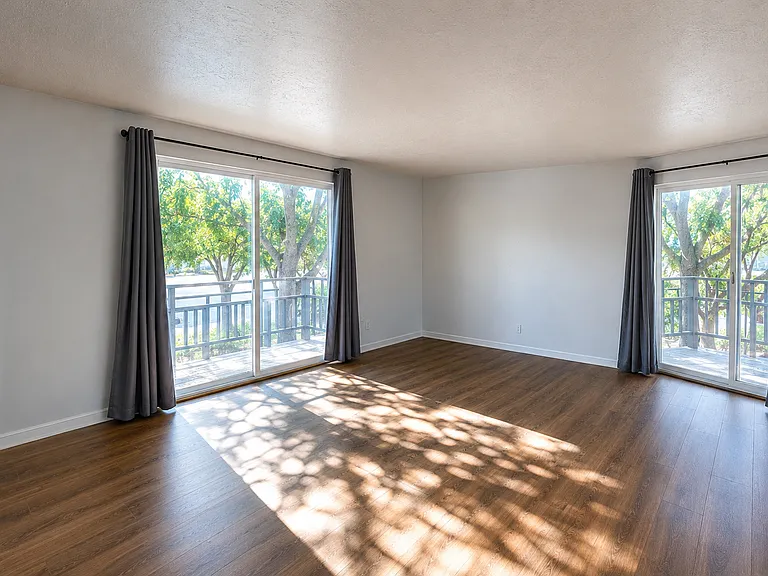 1601 W Ivy Cir #3 — Photo 2