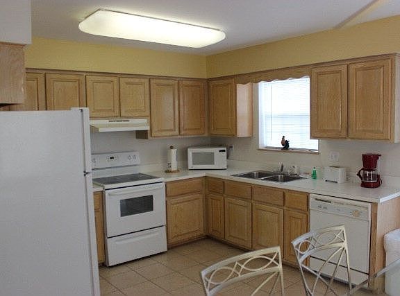 2nd image of 118B E Gardenia St