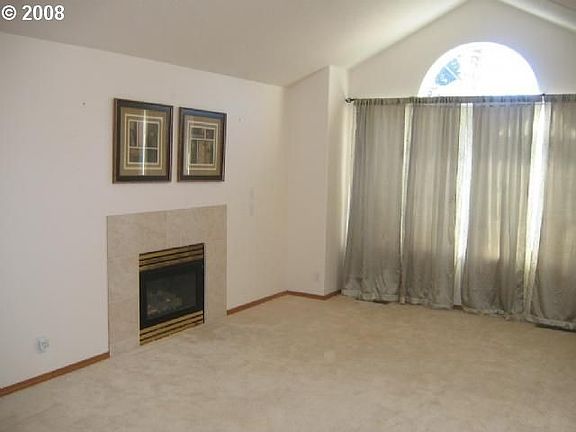 New Stainless appliances in kitchen.  Air Conditioning, Covered Patio, Lg. Fen