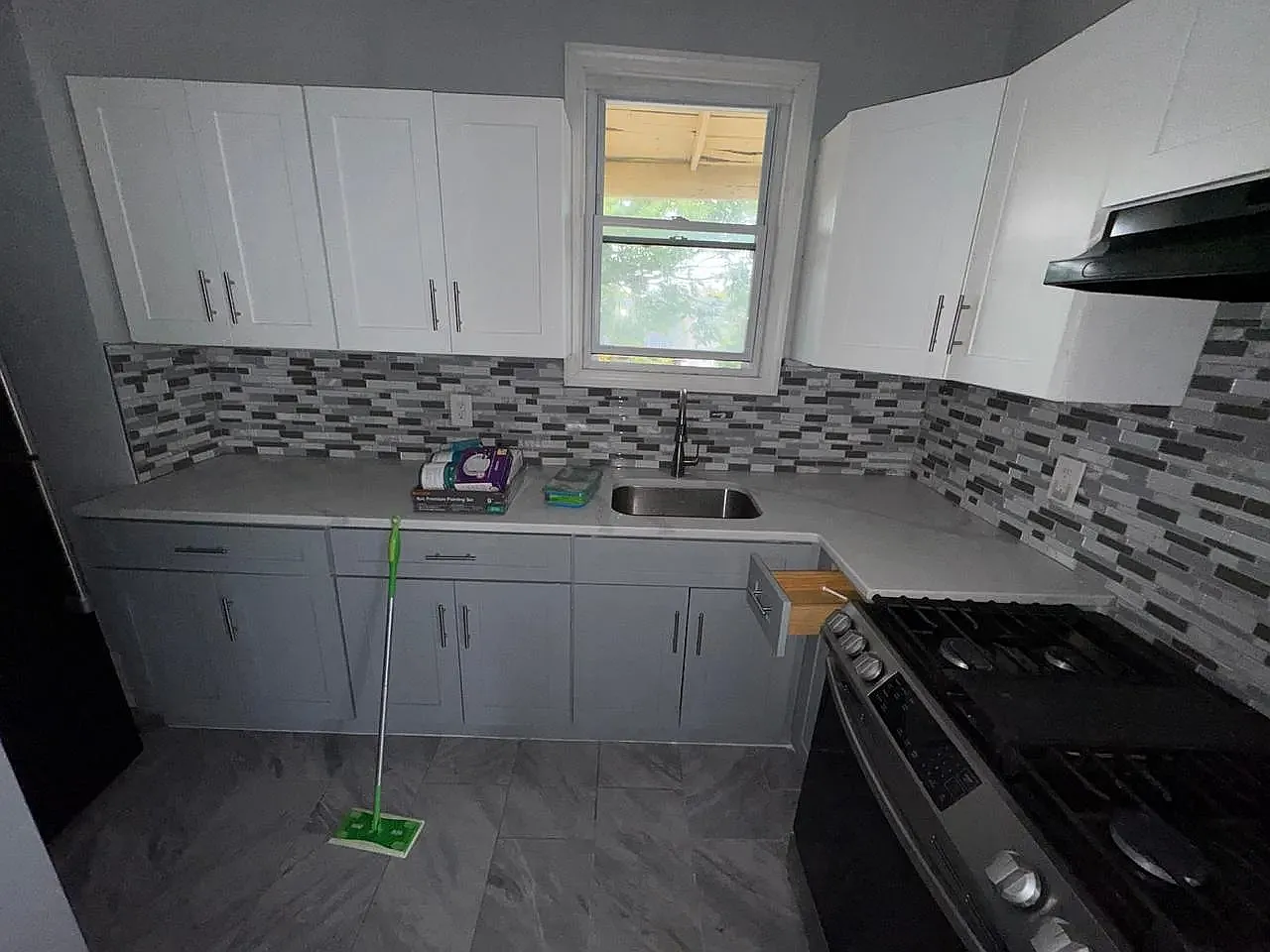 3 bed, 1000 sqft, $1,899 — Photo 2