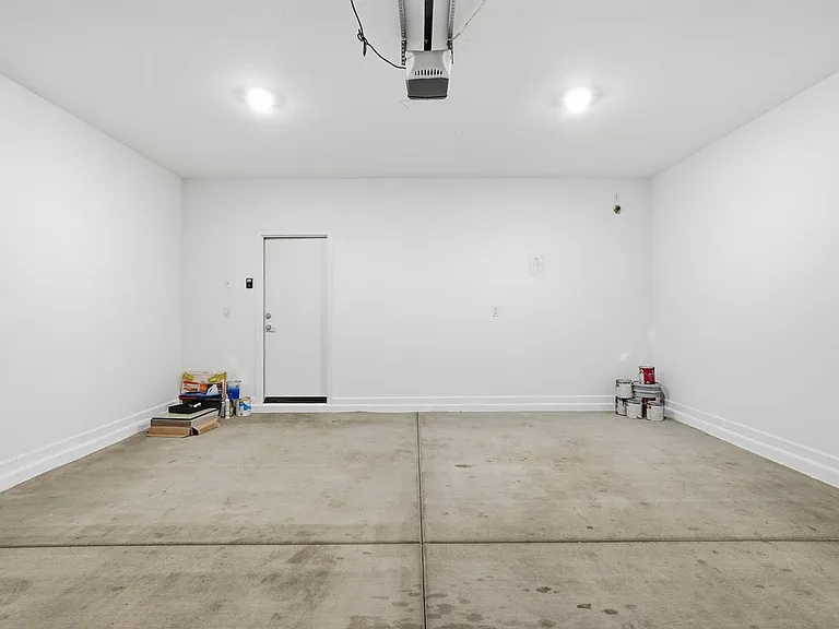 2440 W Bowker St — Photo 27