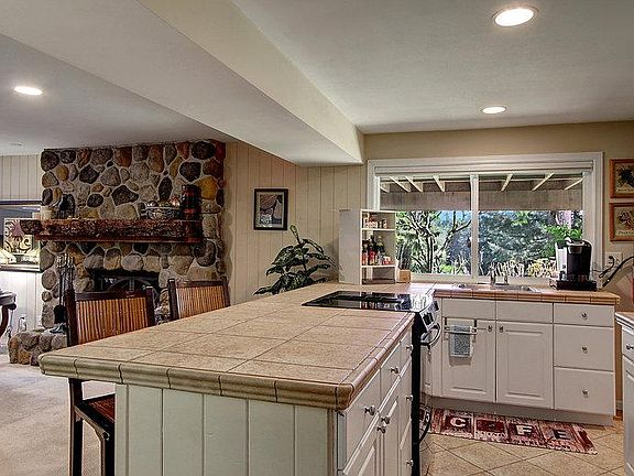 5th image of 1028 109th Ave SE #2