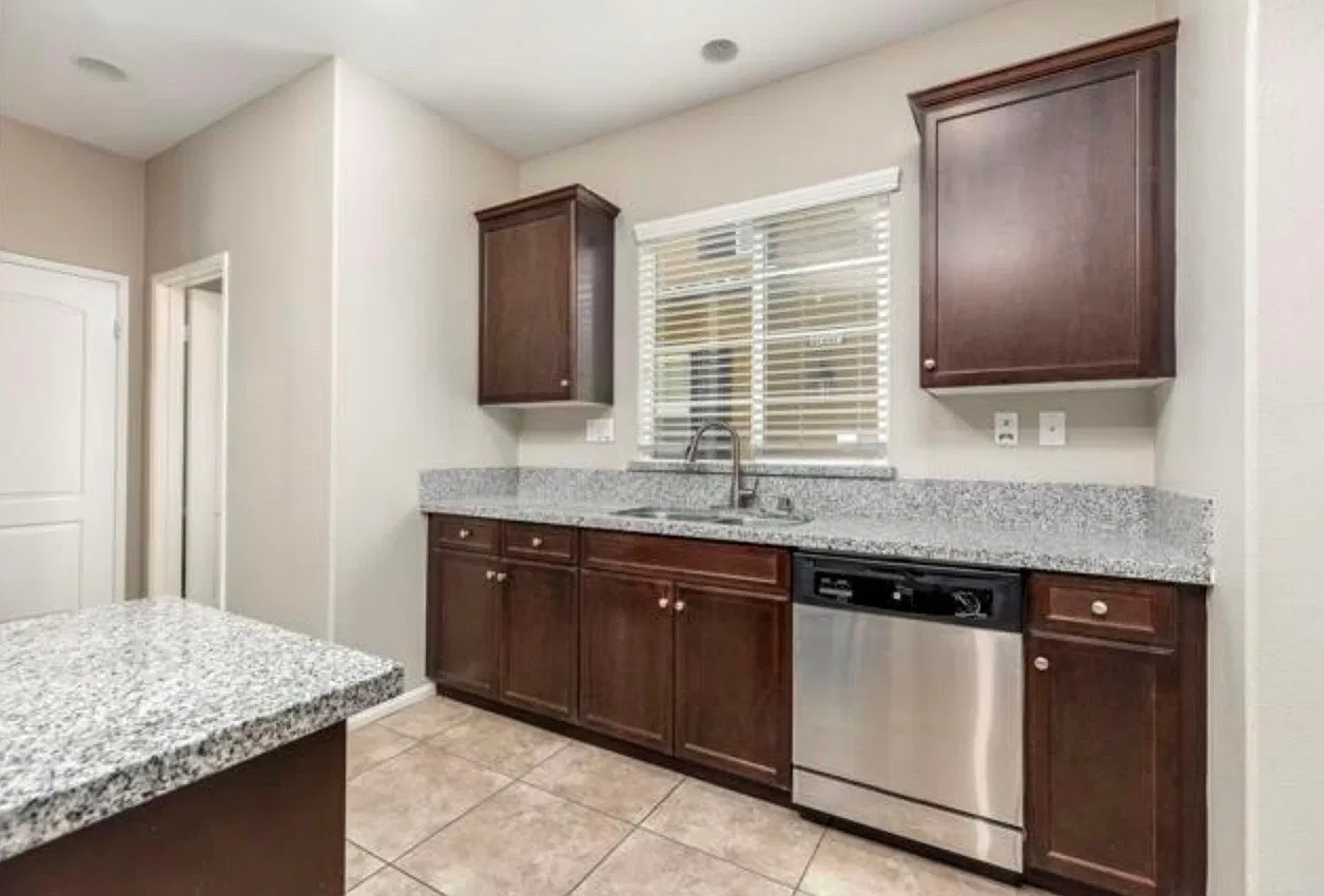 4 bed, 2.5 bath, 1831 sqft, $2,950 — Photo 3